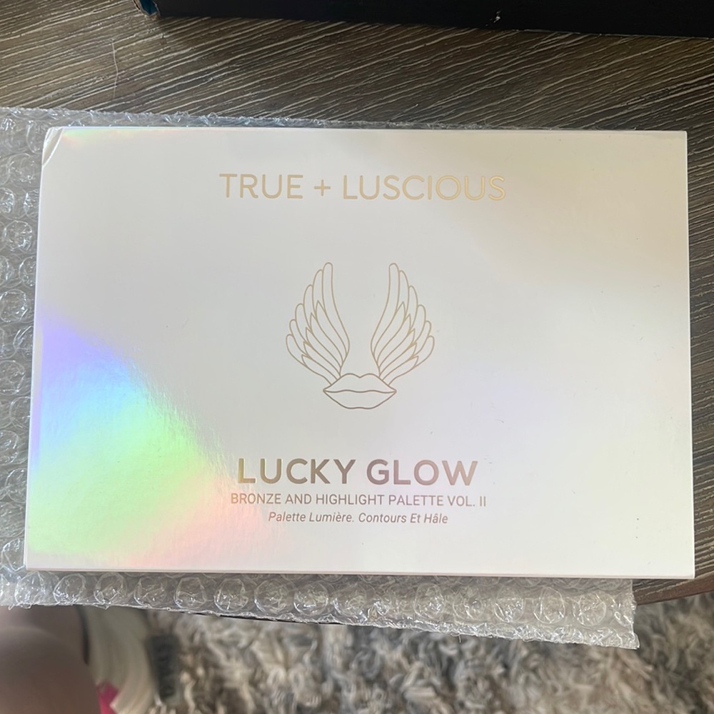 Beautiful highlighter pallet - brand new never used.
